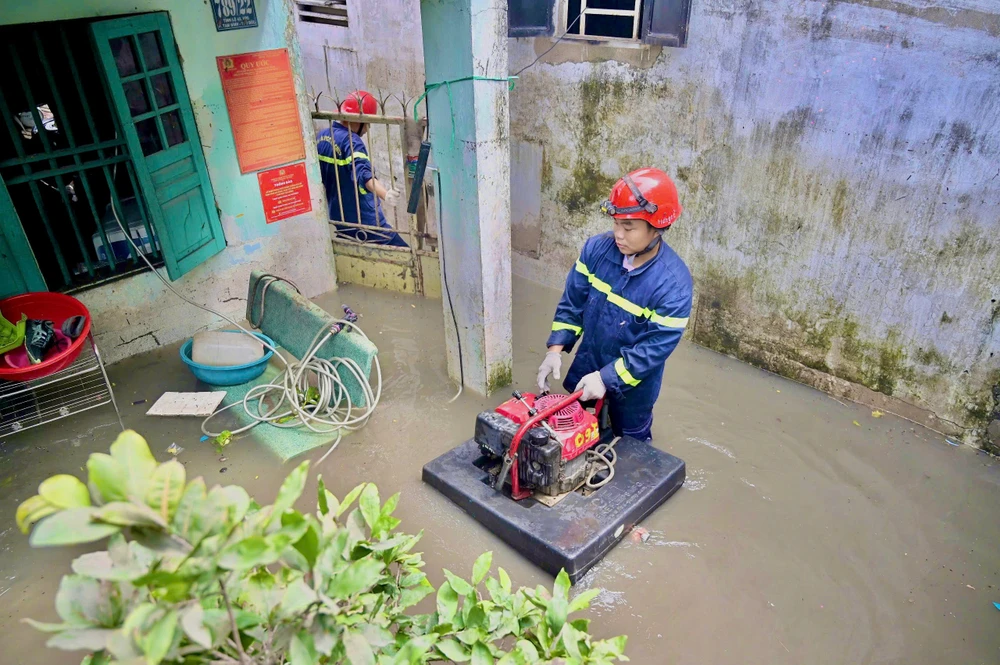 tp-hcm-khan-truong-khac-phuc-su-co-ngap-lut-sap-do-tuong-nha-tro-sau-tran-mua-lon (6).jpg