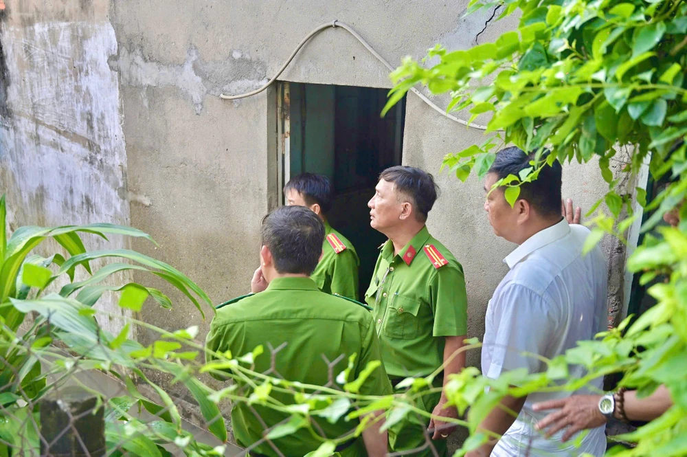 tp-hcm-khan-truong-khac-phuc-su-co-ngap-lut-sap-do-tuong-nha-tro-sau-tran-mua-lon (8).jpg