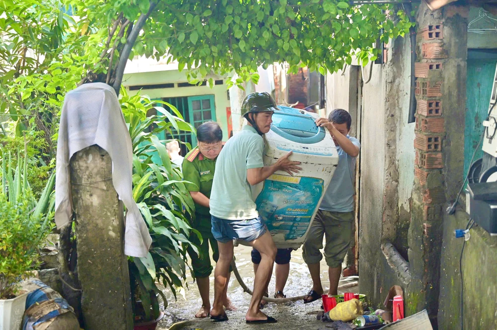 tp-hcm-khan-truong-khac-phuc-su-co-ngap-lut-sap-do-tuong-nha-tro-sau-tran-mua-lon (9).jpg