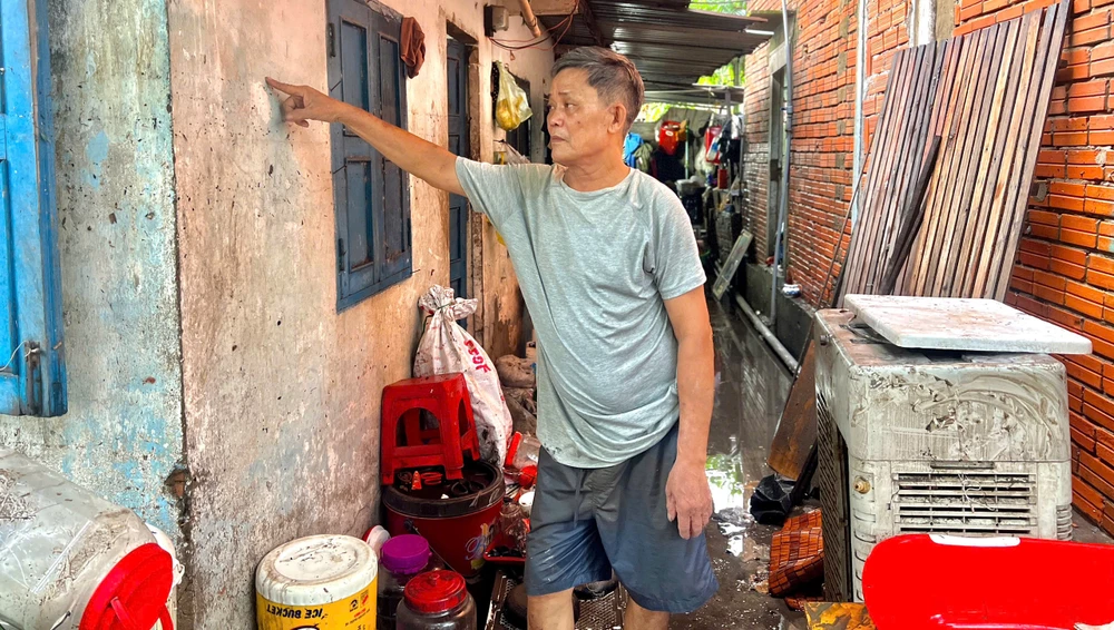 tuong-nha-do-sap-vi-mua-lon-nguoi-dan-ong-may-man-thoat-nan-o-tp-hcm (1).jpg