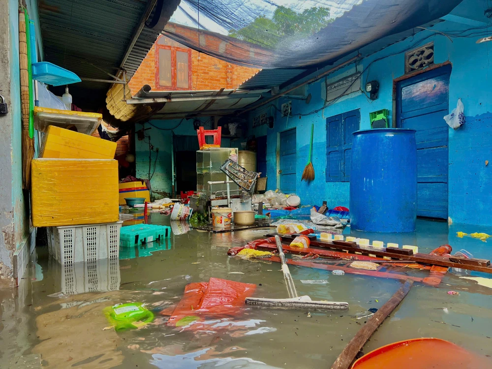 tuong-nha-do-sap-vi-mua-lon-nguoi-dan-ong-may-man-thoat-nan-o-tp-hcm (2).jpg