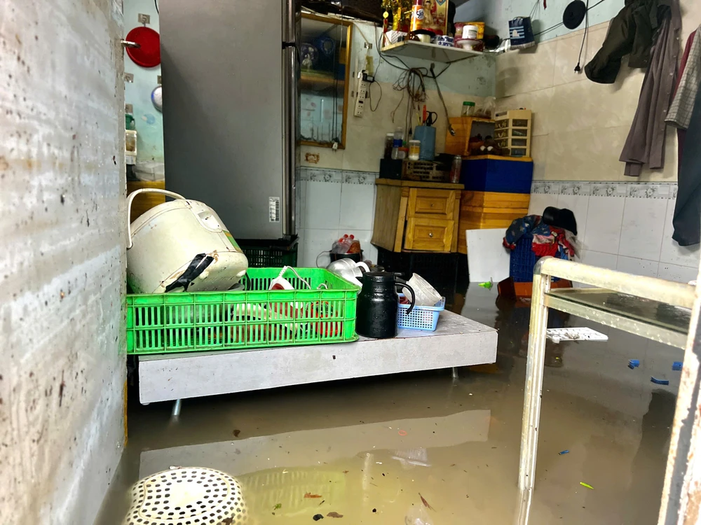 tuong-nha-do-sap-vi-mua-lon-nguoi-dan-ong-may-man-thoat-nan-o-tp-hcm (3).jpg