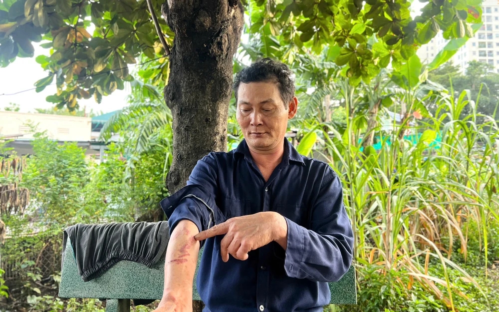 tuong-nha-do-sap-vi-mua-lon-nguoi-dan-ong-may-man-thoat-nan-o-tp-hcm (4).jpg