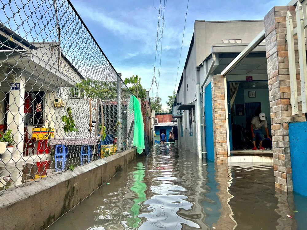 tuong-nha-do-sap-vi-mua-lon-nguoi-dan-ong-may-man-thoat-nan-o-tp-hcm (5).jpg