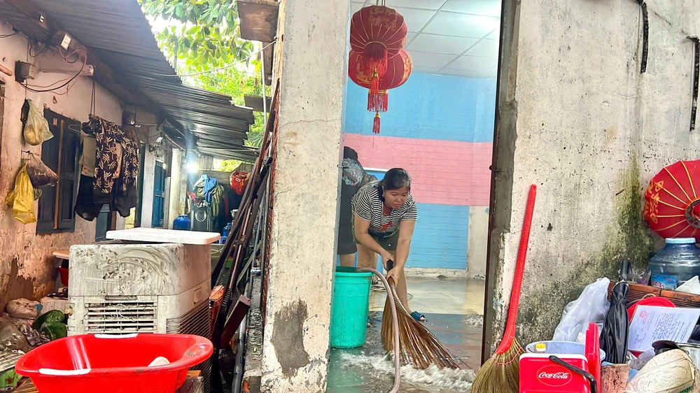 tuong-nha-do-sap-vi-mua-lon-nguoi-dan-ong-may-man-thoat-nan-o-tp-hcm (7).jpg