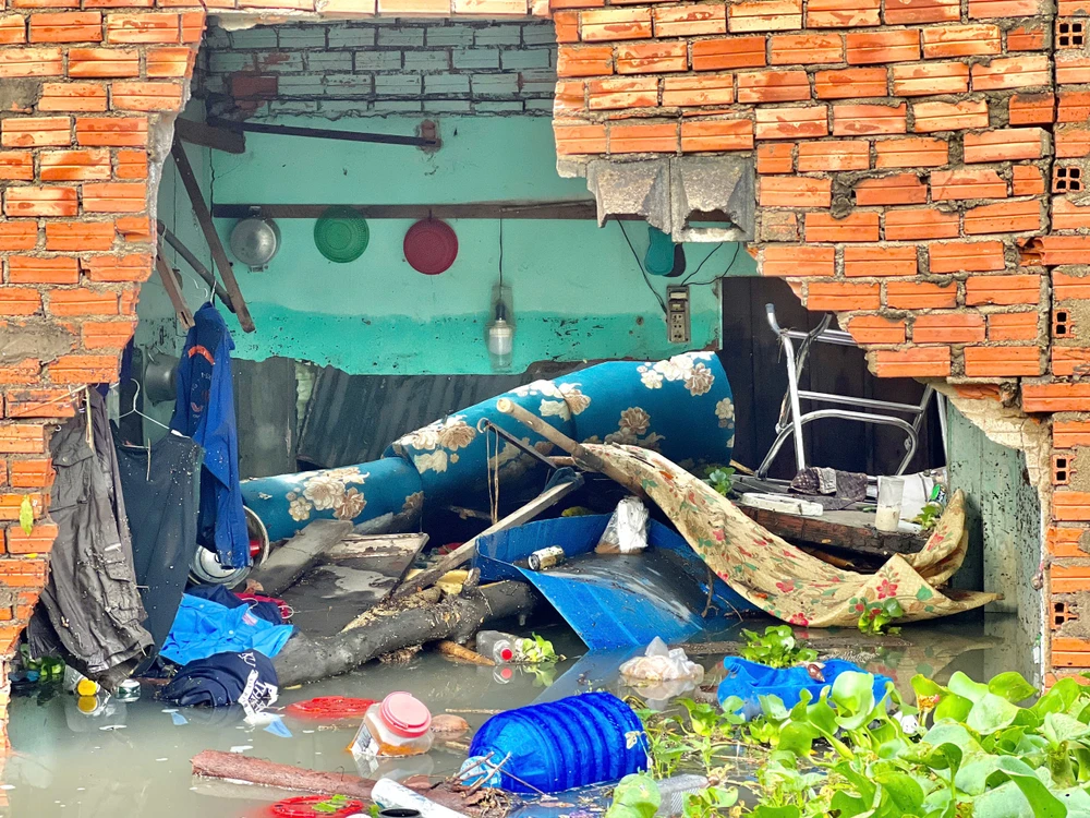 Tường nhà đổ sập vì mưa lớn, người đàn ông may mắn thoát nạn ở TP.HCM