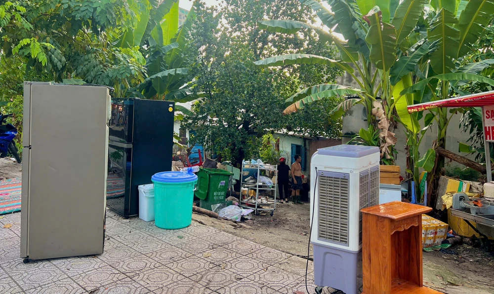 tuong-nha-do-sap-vi-mua-lon-nguoi-dan-ong-may-man-thoat-nan-o-tp-hcm (9).jpg