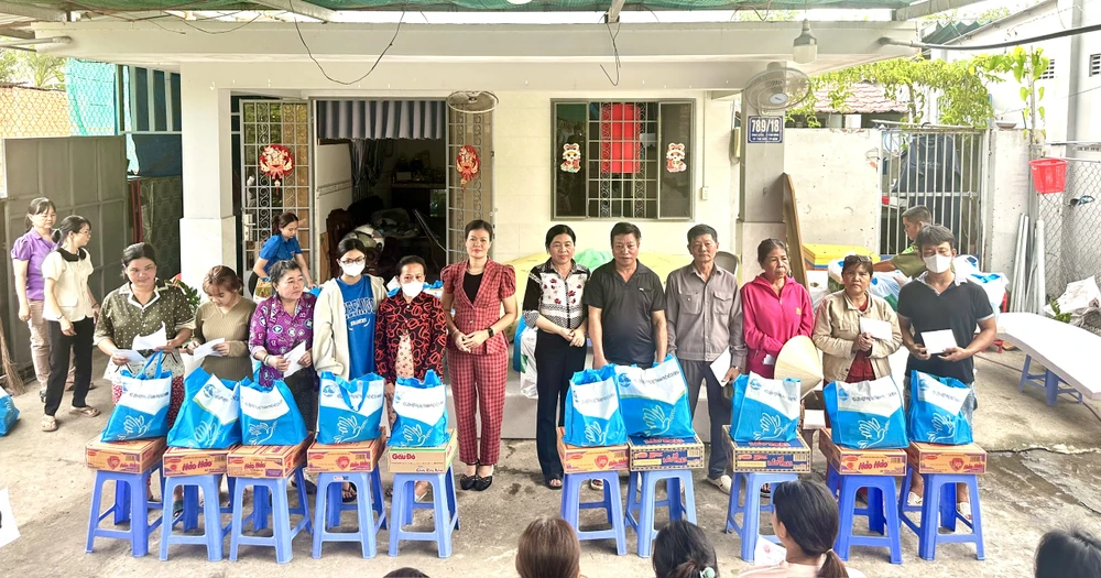 Phường Tam Bình, TP.HCM: 38 hộ dân được chính quyền hỗ trợ sau mưa lớn gây ngập nặng. Ảnh: PH