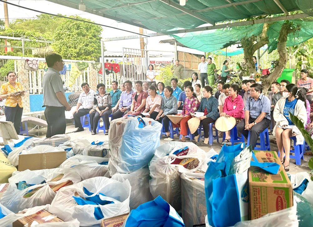 phuong-tam-binh-tp-hcm-38-ho-dan-duoc-chinh-quyen-ho-tro-sau-mua-lon-gay-ngap-nang (5).jpg