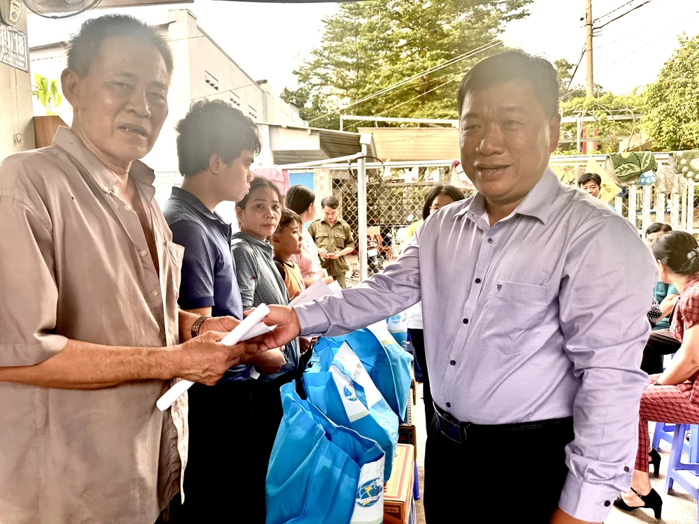 phuong-tam-binh-tp-hcm-38-ho-dan-duoc-chinh-quyen-ho-tro-sau-mua-lon-gay-ngap-nang (7).jpg