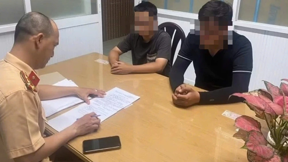 thanh-nien-boc-dau-xe-sh-de-quay-clip-dang-len-mang-bi-phat-tien-va-tich-thu-xe (1).jpg