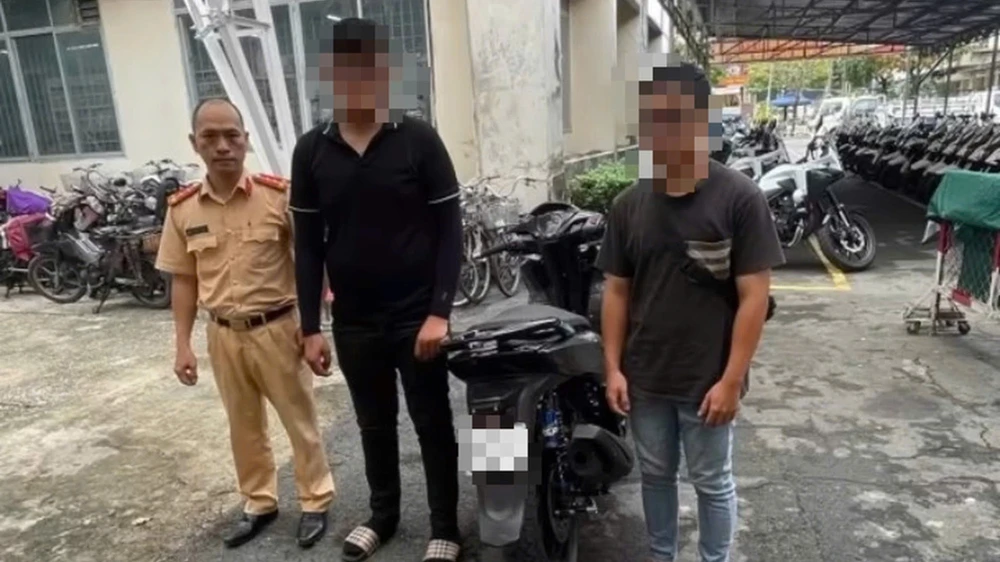 thanh-nien-boc-dau-xe-sh-de-quay-clip-dang-len-mang-bi-phat-tien-va-tich-thu-xe (2).jpg