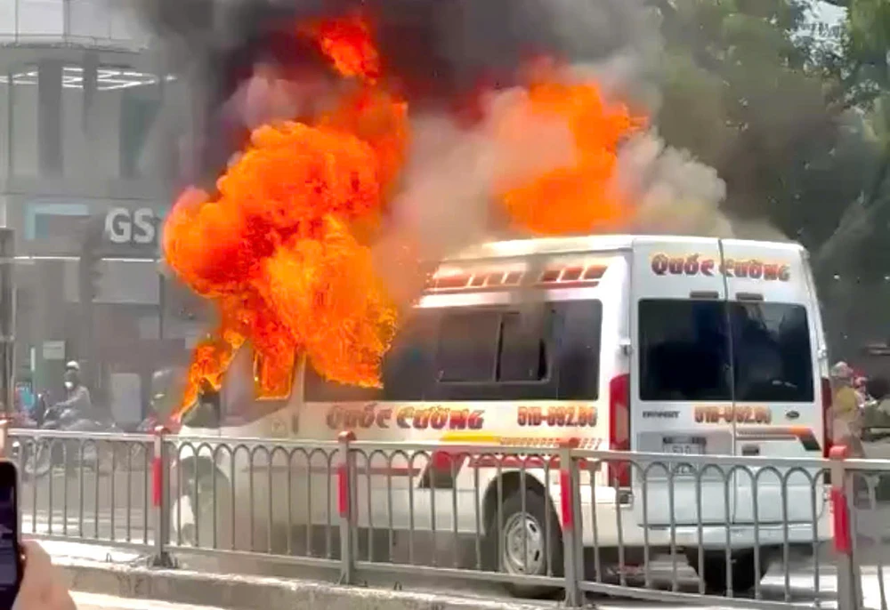 tp-hcm-xe-o-to-16-cho-boc-chay-ngun-ngut-sau-va-cham-lien-hoan (2).jpg