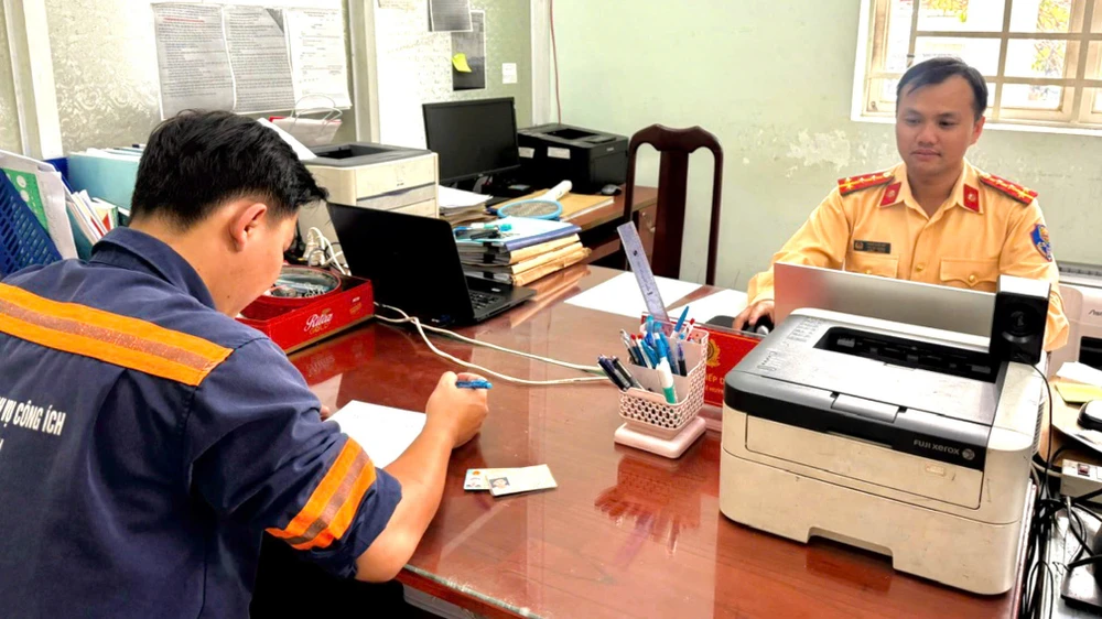 tp-hcm-bi-phan-anh-qua-video-tai-xe-xe-rac-bi-csgt-xu-phat (1).jpg