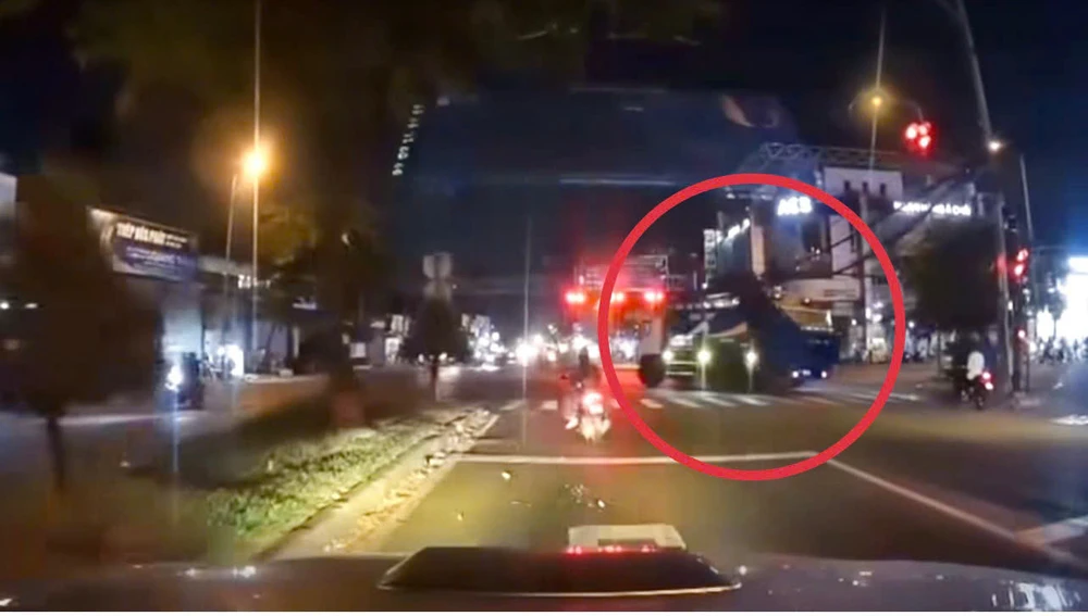 TP.HCM: Bị phản ánh qua video, tài xế xe rác bị CSGT xử phạt