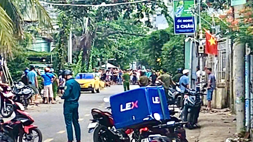 tp-hcm-canh-sat-khong-che-nguoi-dan-ong-cam-dao-co-bieu-hien-bat-thuong (1).jpg