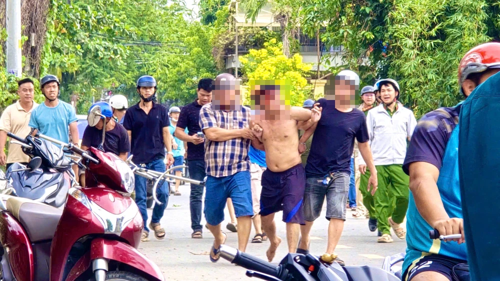 TP.HCM: Cảnh sát khống chế người đàn ông cầm dao có biểu hiện bất thường