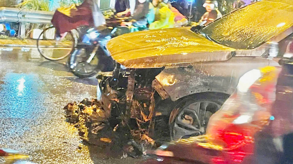 tp-hcm-chay-o-to-7-cho-khi-troi-dang-mua-gan-cau-vuot-go-dua (1).jpg