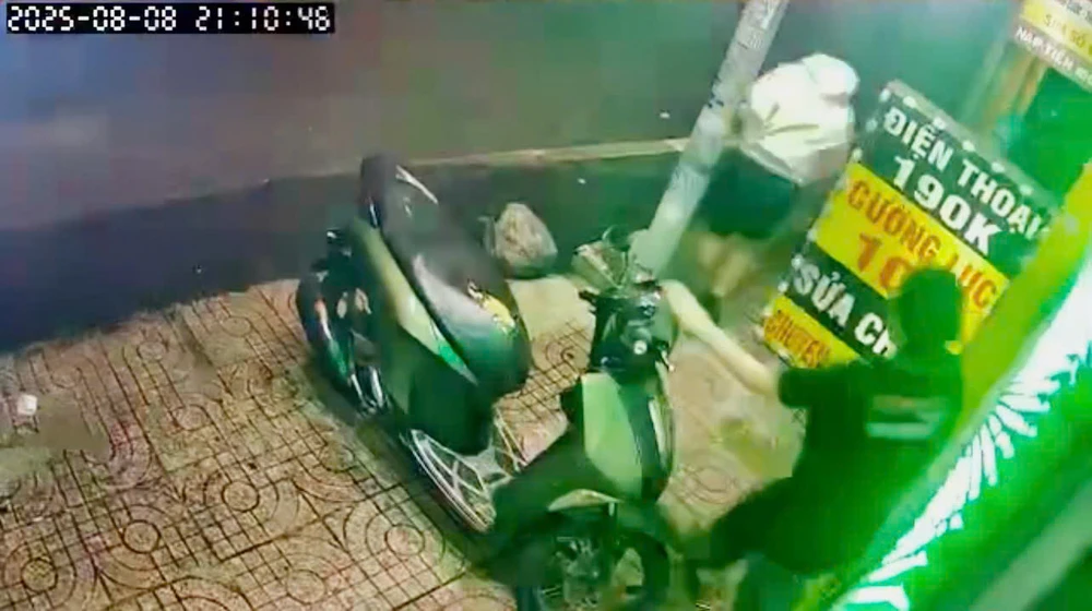 tp-hcm-gia-khach-mua-hang-roi-giat-dien-thoai-iphone-14-promax (1).jpg