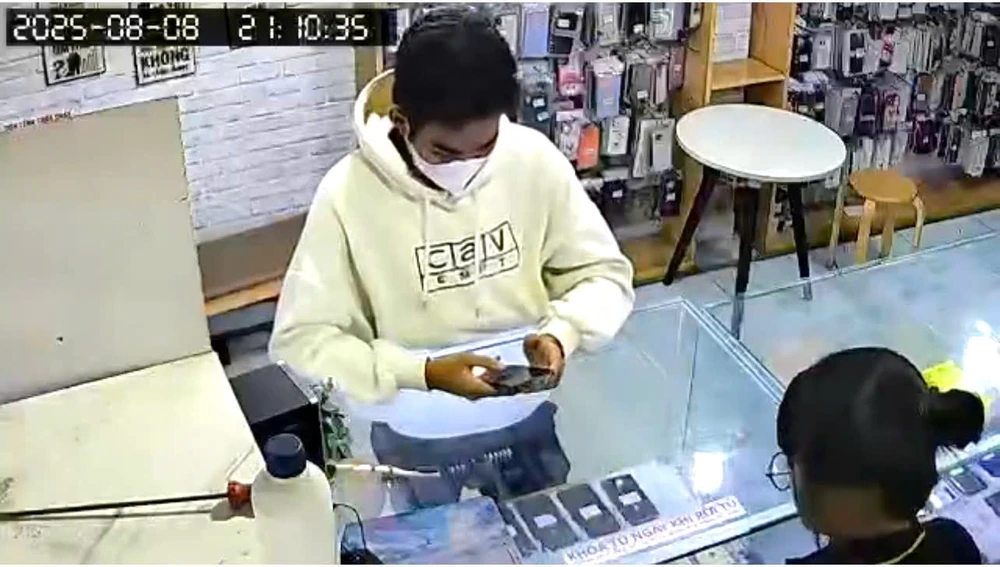 TP.HCM: Giả khách mua hàng rồi giật điện thoại iPhone 14 Promax