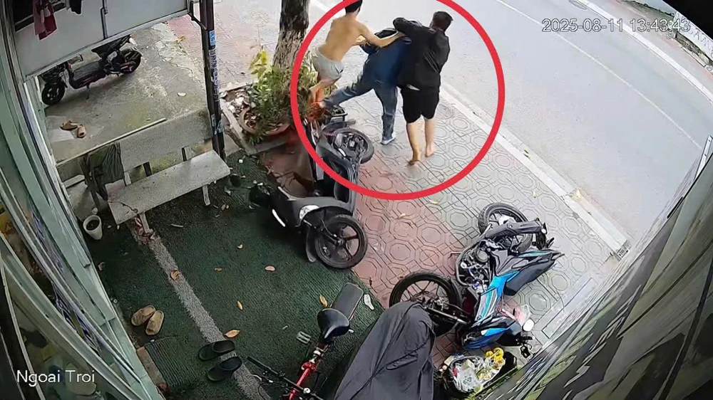 TP.HCM: Toàn cảnh người dân vây bắt nam thanh niên giả khách mua vàng rồi cướp giật lắc tay bỏ chạy