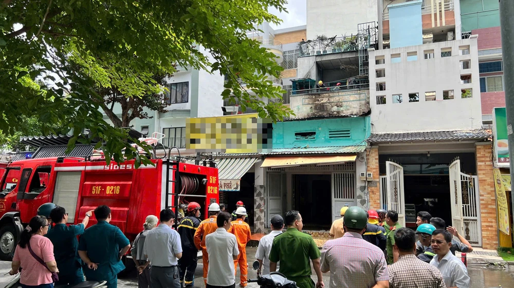 tp-hcm-chay-lon-nha-dan-tren-duong-nguyen-thuong-hien-3-nguoi-duoc-cuu-kip-thoi (2).jpg