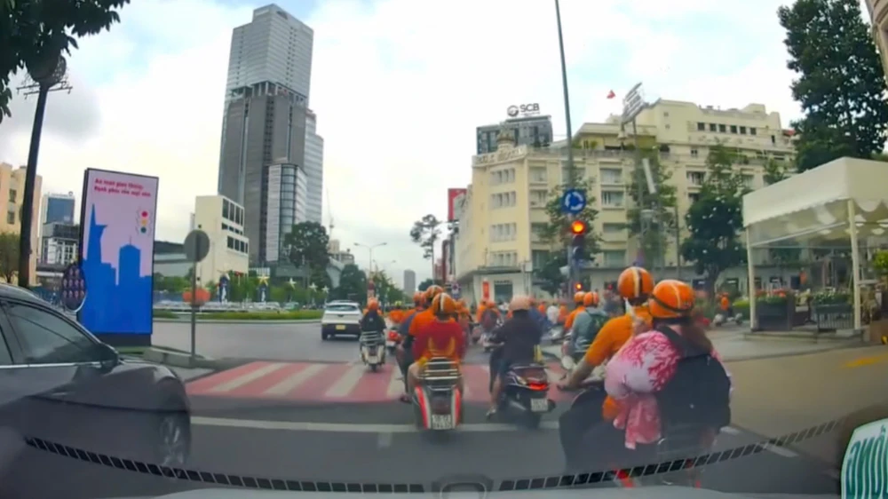 Xác minh đoàn xe nối đuôi nhau vượt đèn đỏ ở trung tâm TP.HCM