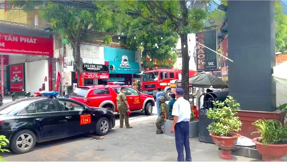 Cháy lớn tại nhà hàng ở TP.HCM, cột khói đen bốc cao hàng chục mét