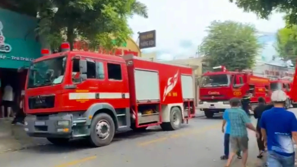 chay-lon-tai-nha-hang-o-tp-hcm-cot-khoi-den-boc-cao-hang-chuc-met (2).jpg