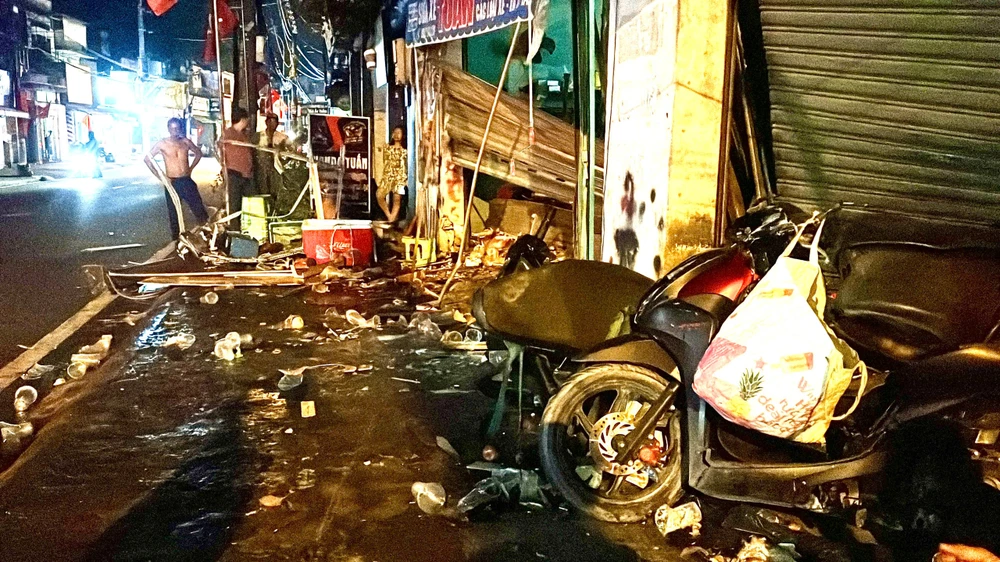 tp-hcm-o-to-mat-lai-tong-sap-2-nha-dan-2-nguoi-bi-thuong-nang-tren-duong-tinh-lo-43 (2).jpg