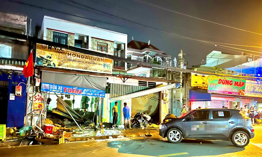 TP.HCM: Ô tô mất lái tông sập 2 nhà dân, 2 người bị thương nặng trên đường Tỉnh lộ 43