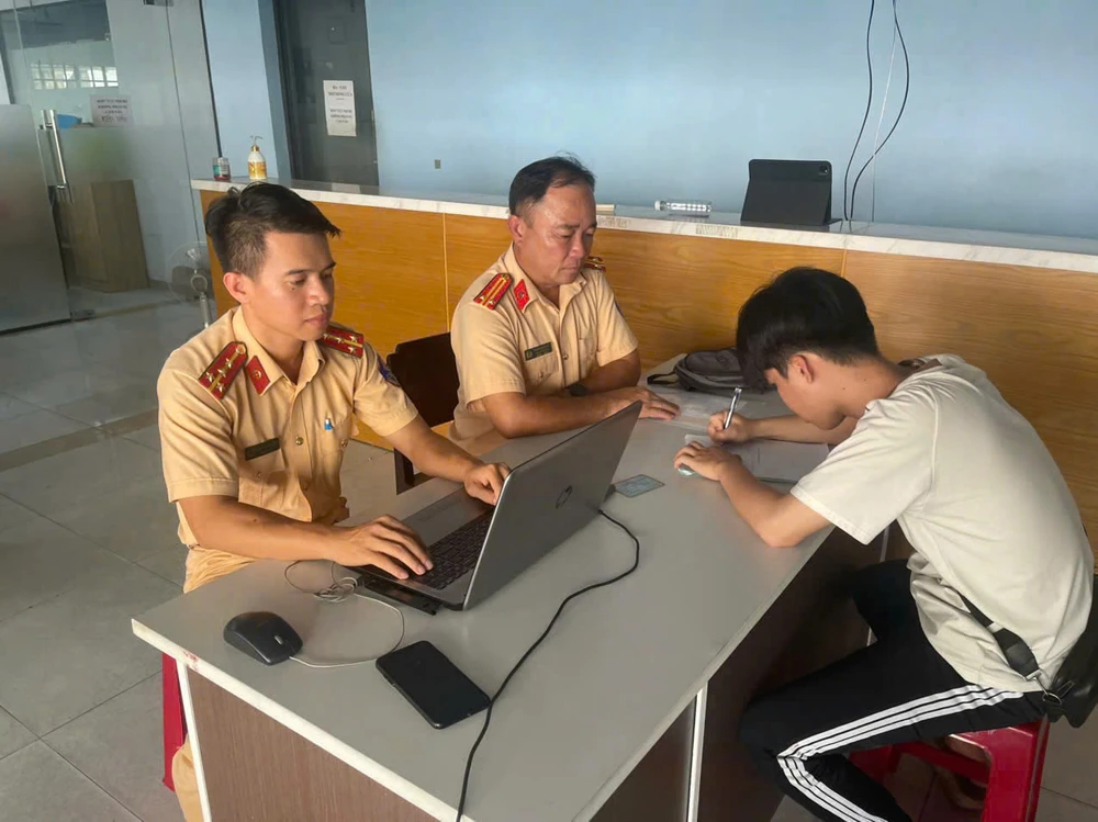 tp-hcm-nhieu-truong-hop-bieu-dien-tren-xe-de-dang-len-mang-bi-xu-phat-tien-va-tich-thu-xe (1).jpg