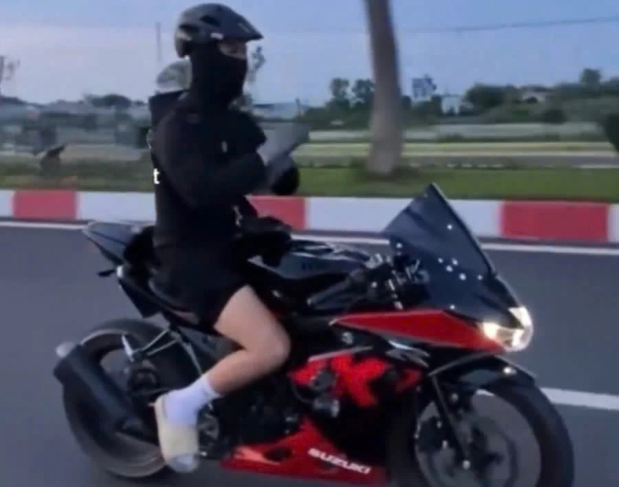 tp-hcm-nhieu-truong-hop-bieu-dien-tren-xe-de-dang-len-mang-bi-xu-phat-tien-va-tich-thu-xe (4).jpg