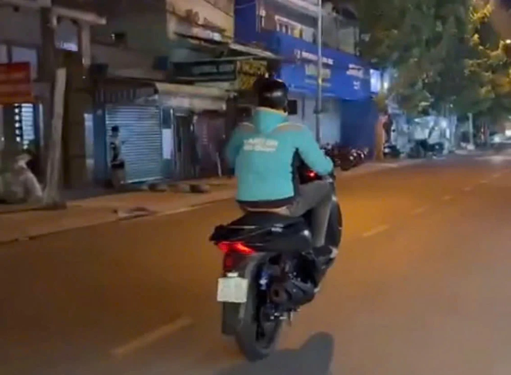 tp-hcm-nhieu-truong-hop-bieu-dien-tren-xe-de-dang-len-mang-bi-xu-phat-tien-va-tich-thu-xe (5).jpg