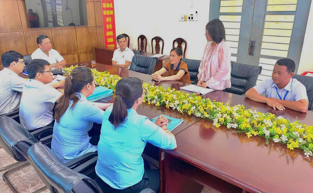 tp-hcm-trao-giay-chung-nhan-quyen-su-dung-dat-cho-nguoi-dan-sau-sap-nhap (1).jpg