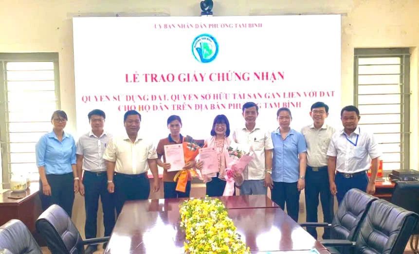 TP.HCM trao giấy chứng nhận quyền sử dụng đất cho người dân sau sáp nhập