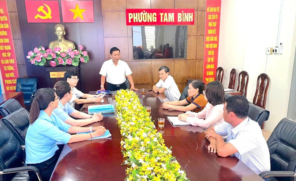 tp-hcm-trao-giay-chung-nhan-quyen-su-dung-dat-cho-nguoi-dan-sau-sap-nhap (3).jpg