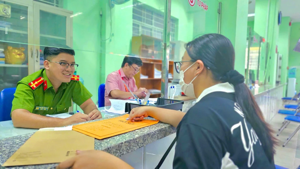 cong-an-tp-hcm-va-he-thong-chinh-tri-kien-tao-chinh-quyen-phuc-vu (1).jpg