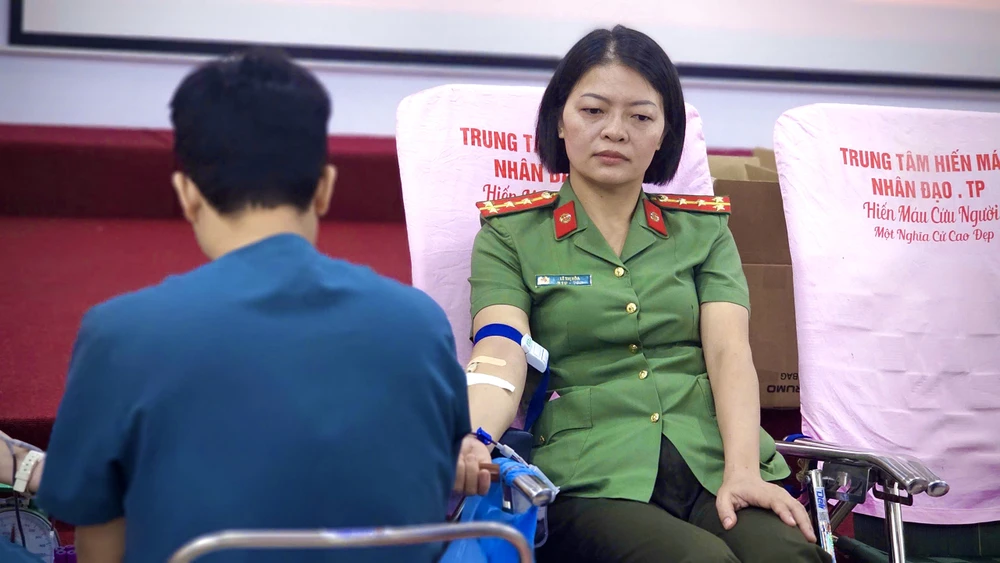 cong-an-phuong-tan-son-hoa-la-chan-vung-chac-giua-long-dan (1).jpg