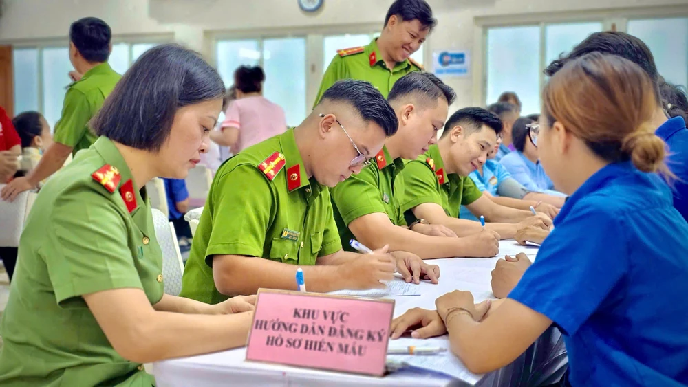 cong-an-phuong-tan-son-hoa-la-chan-vung-chac-giua-long-dan (11).jpg