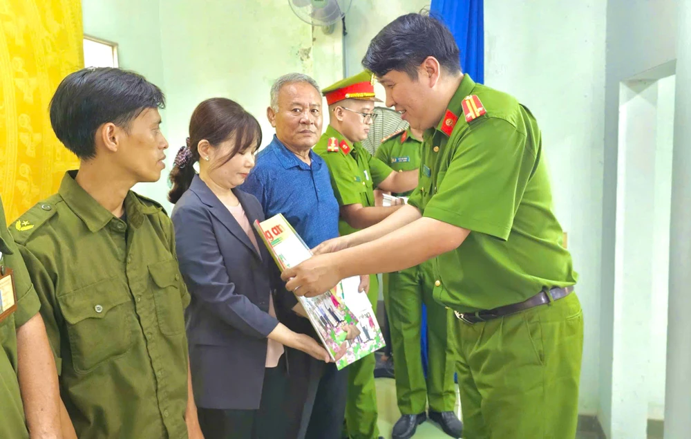 cong-an-phuong-tan-son-hoa-la-chan-vung-chac-giua-long-dan (2).jpg