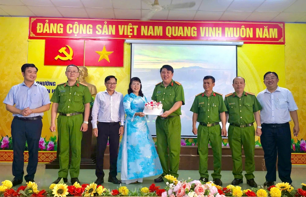 cong-an-phuong-tan-son-hoa-la-chan-vung-chac-giua-long-dan (3).jpg