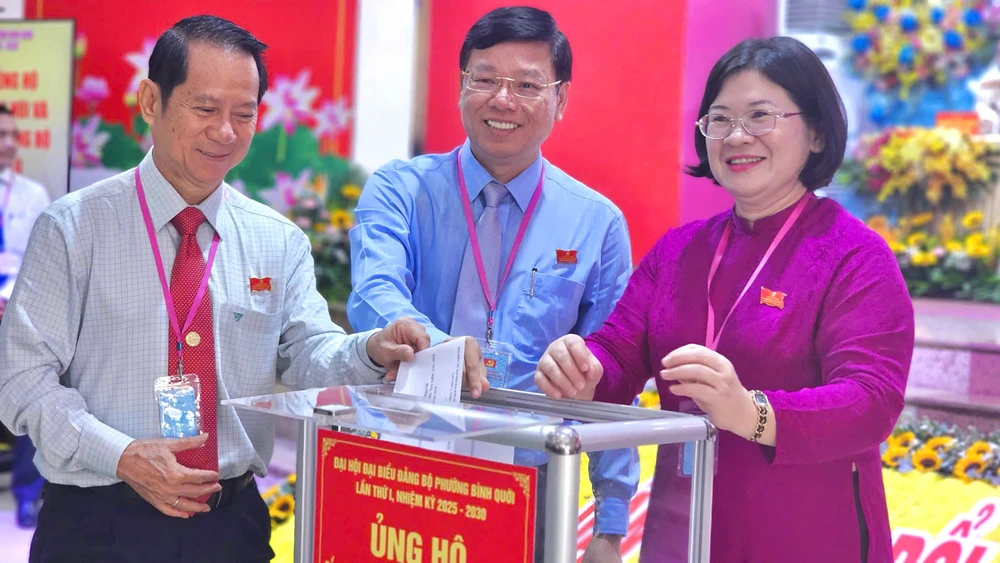 tp-hcm-ba-do-thi-minh-quan-giu-chuc-bi-thu-dang-uy-phuong-binh-quoi (1).jpg