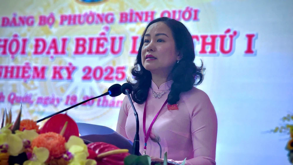 tp-hcm-ba-do-thi-minh-quan-giu-chuc-bi-thu-dang-uy-phuong-binh-quoi (2).jpg