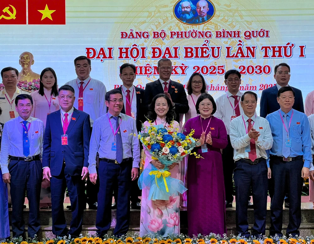 tp-hcm-ba-do-thi-minh-quan-giu-chuc-bi-thu-dang-uy-phuong-binh-quoi.jpg