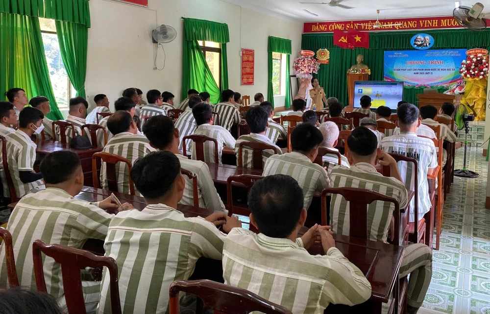 tp-hcm-hon-300-pham-nhan-duoc-pho-bien-luat-giao-thong-truoc-khi-dac-xa (2).jpg