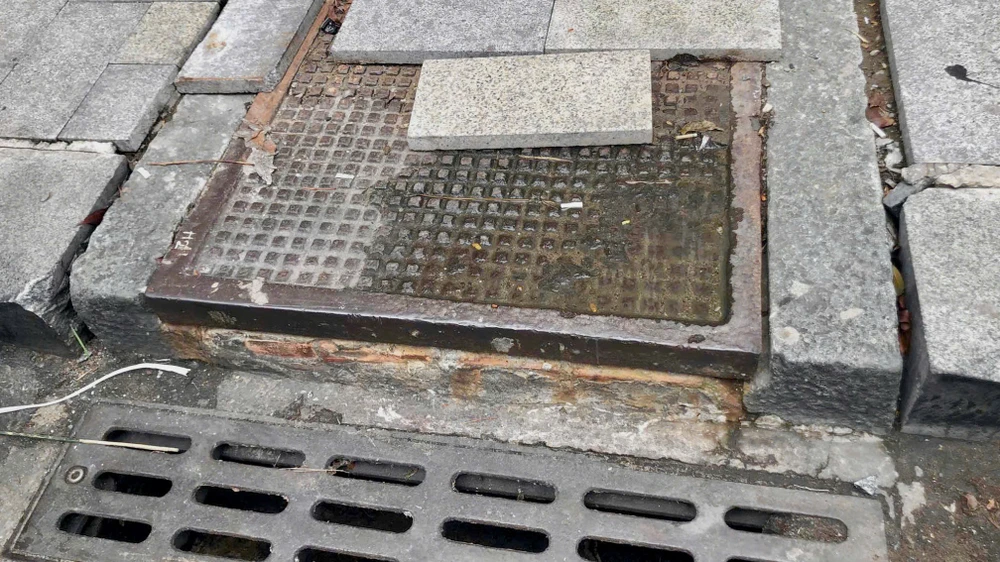 Nhiều xe ô tô nổ lốp vì vỉa hè lồi lõm giữa trung tâm TP.HCM