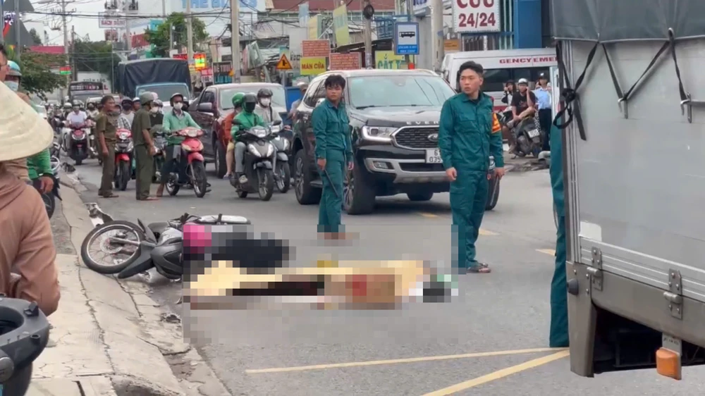 Tài xế xe công nghệ tử vong sau va chạm với xe tải ở TP.HCM