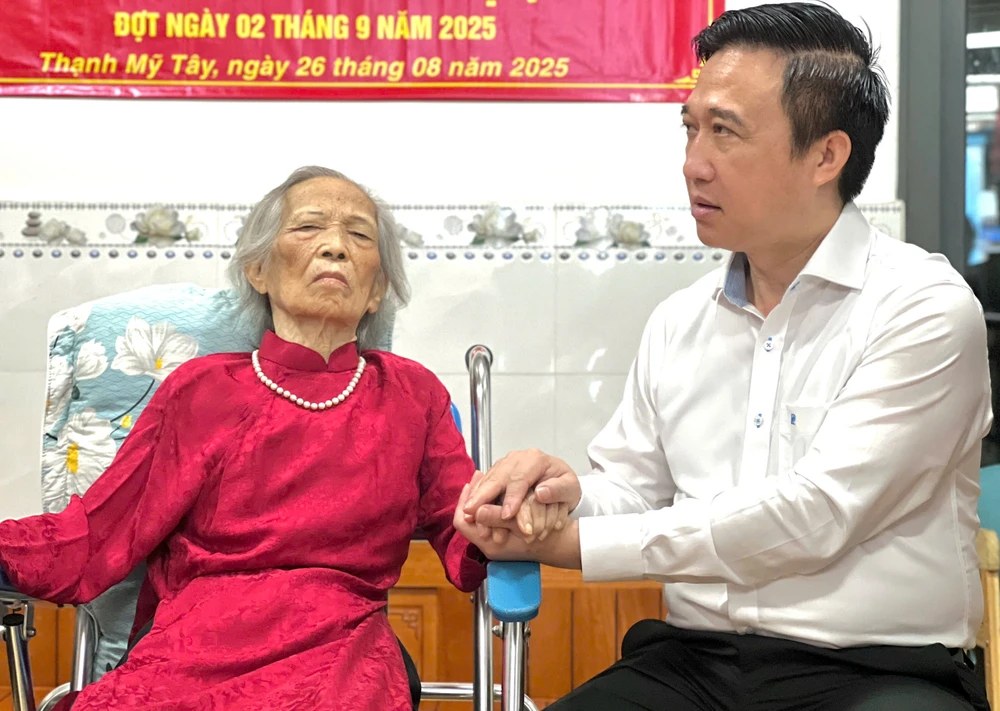 Lãnh đạo Thành ủy TP.HCM trao huy hiệu 80 năm tuổi Đảng cho cụ bà Trần Thị Quất