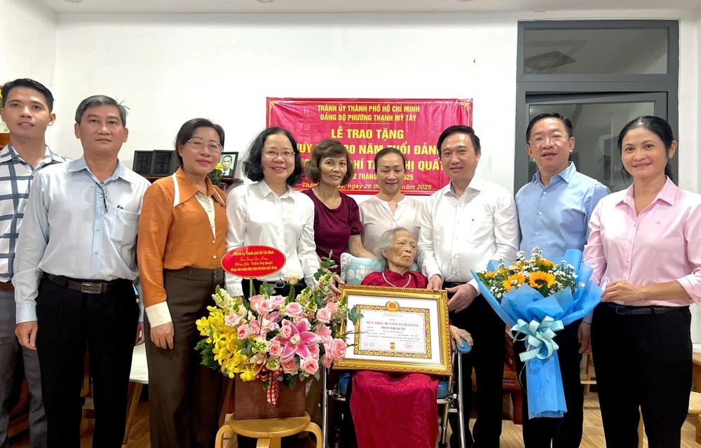 lanh-dao-thanh-uy-tp-hcm-trao-huy-hieu-80-nam-tuoi-dang-cho-cu-ba-tran-thi-quat (2).jpg